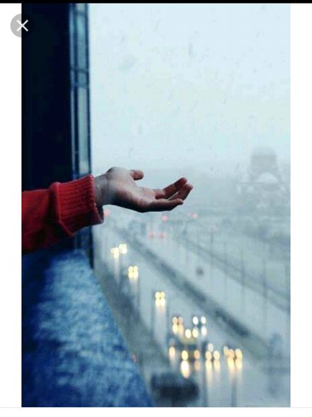 بارشیں تو ہونی تھیں۔۔۔۔۔ ہوا کو دکھ جو سنائے تھے میں نے۔۔۔۔۔...happy rainy day....hayati😊