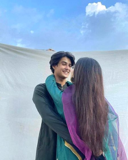 تکتے رہنا بھی ھے افراطِ محبت کی دلیل.
پیار کے سینکڑوں  اظہار ہوا کرتے ہیں🔥 Mahii 💔