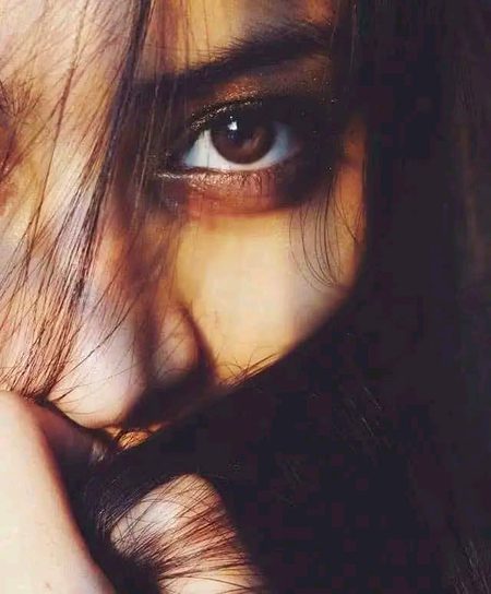 _هجر کی رات گزرتی ہی نہیں
....
_وقت کی آنکھ لگی ہو جیسے