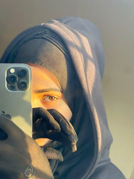 Dill dokhe mein hai Aur dhoke baaz dill mein hein....🖤