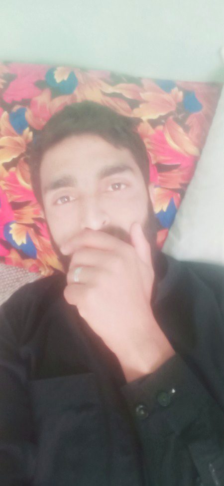 پردہ آنکھوں سے ہٹانے میں بہت دیر لگی
ہمیں دنیا نظر آنے میں بہت دیر لگی
نظر آتا ہے جو ویسا نہیں ہوتا کوئی شخص
خود کو یہ بات بتانے میں بہت دیر لگی🖤
🙈🙈🙈🤭🤭🤭🙊🙊