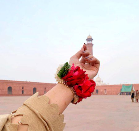 کچھ اذیتوں کو سنبھال کر رکھا جاتا ہے... *تاکہ اُن اذیتوں کو بھول کر آپ
دوبارہ کسی رنگین خواب پر یقین نا کر لیں !