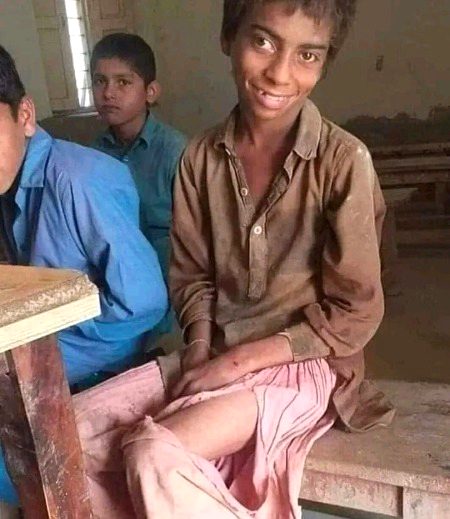 اگر ملک کی معیشت "بچوں کا مستقبل" نہیں سنوار سکتی،
تو وہ معیشت صرف چند خاندانوں کی تجوریاں بھرنے کا نظام ہے💔💔💔😡