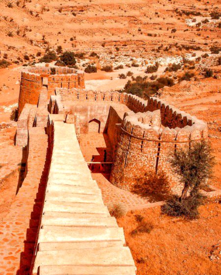 ѕнαнzαιв, Inside Rani Kot, where there r high mountains and lush fields, there is also a spring of water inside the fort, which is called 'Parin Jo Tar' in Sindhi language. This spring receives water from the heights of the mountains, which come in small or sometimes large quantities all day of the year. These springs r located in a place of the fort, surrounded by mountains of 1500 to 2000 feet height. There r also fascinating stories 'bout this spring.
 It is said that at one time fairies or princesses of royal families used to come n bathe in this spring, which is y it got the name 'Prin Jo Tar', however, there is no authentic history in this regard.