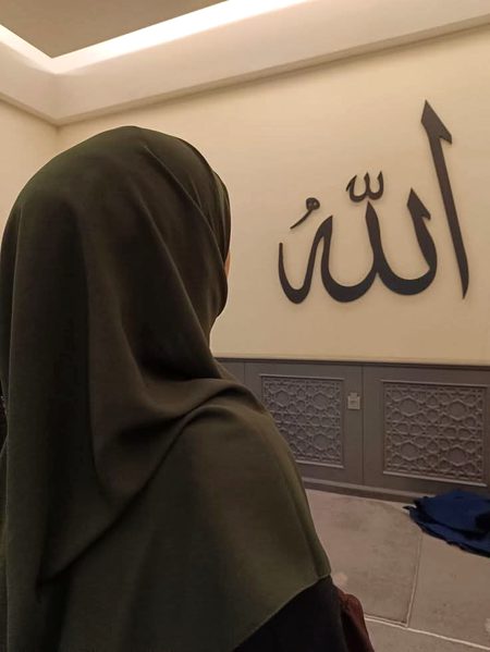 السلام علیکم ورحمتہ اللہ وبرکاتہ
  صبح بخیر
دُعا کی قبُولِیت آواز کی بُلندی نہیں بلکہ دِل کِی تڑپ کا تقاضا کرتی ہے۔کِیونکہ  دُعا صِرف الفاظ کا مجمُوعہ نہیں روح کی طلب اور کیفیت کا نام ہے۔
ہميشہ دُعا مانگتے رہا کریں كِيونكہ مُمکِن اور نامُمکِن تو صِرف اِنسان کی سوچ میں ہے۔
اورسب سے بڑی دولت ہے یقین 
اللّٰه نظر نہیں آتا لیکن اُسکے ہونے کا اُسکی قدرت کا اُسکےاختیار کا اُسکی محبت کا___اُسکے سب سننے کا اُسکے سن کر سمجھ لینے کا اُسکے دینے کا یقین۔
اللّه ربُ العِزّت سب كو بے انتہا خُوشیوں سے نوازے اور اپنے حفظ و امان ميں رکھے۔
آمین یا رب العالمین🤲